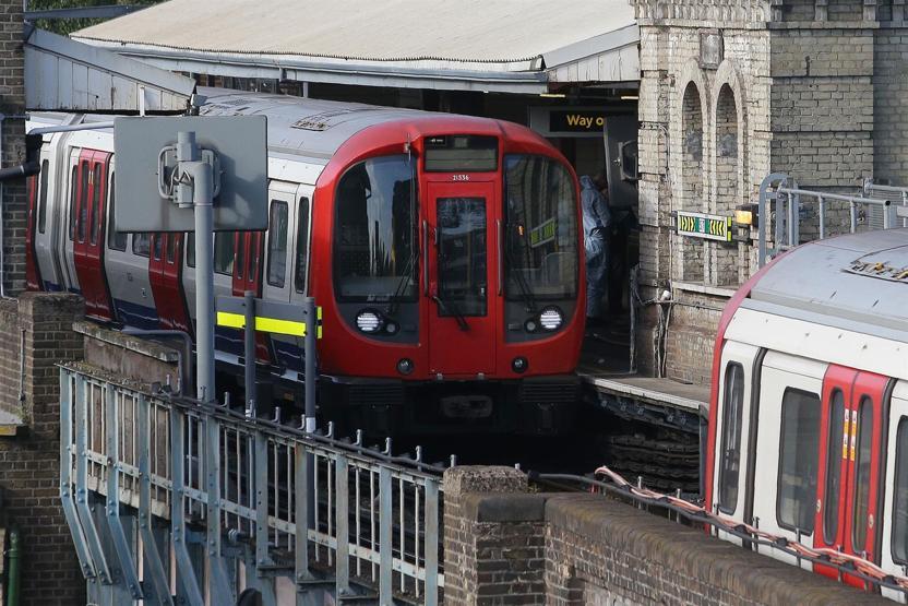 Londradaki metro patlamasından ilk görüntüler