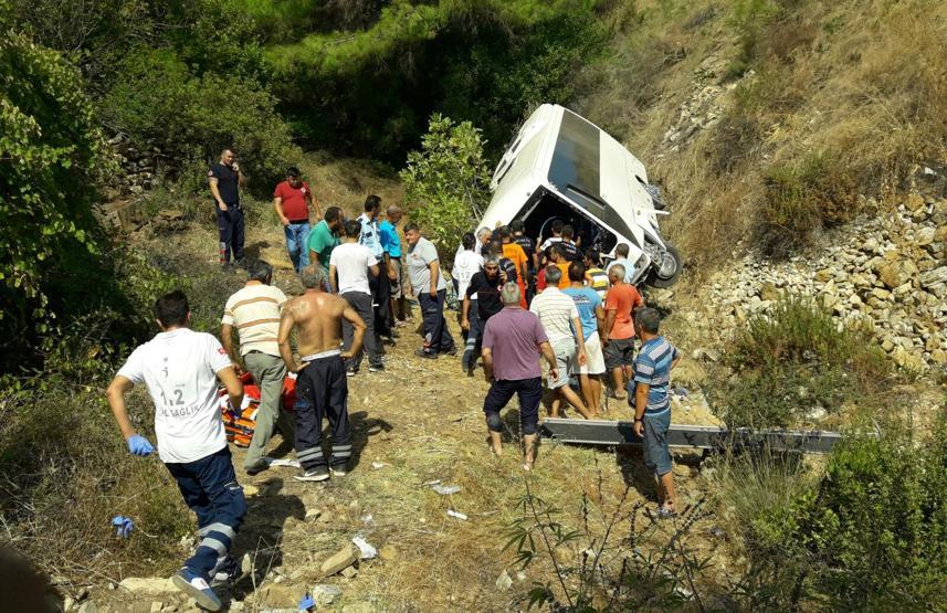 Antalyada tur otobüsü şarampole devrildi: 5 ölü, 27 yaralı