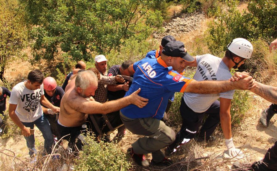 Antalyada tur otobüsü şarampole devrildi: 5 ölü, 27 yaralı