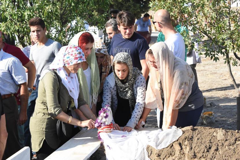 Son yolculuğuna gelinlikle uğurlandı