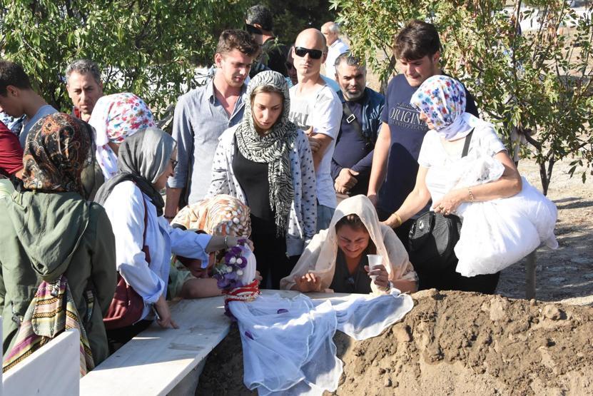 Son yolculuğuna gelinlikle uğurlandı