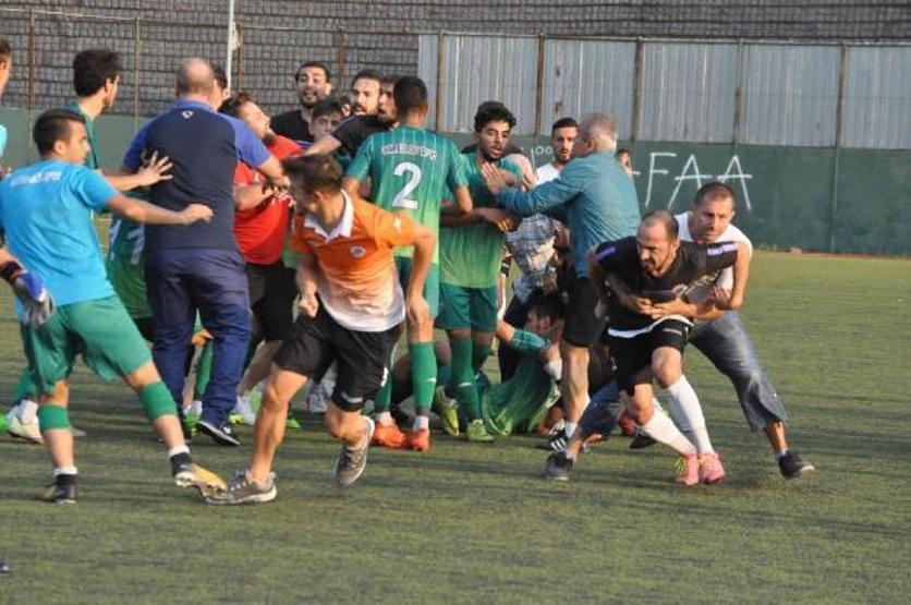 Amatör lig hazırlık maçında oyuncular tekme tokat birbirine girdi
