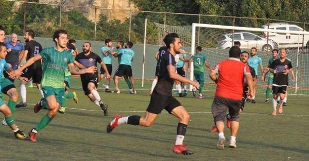 Amatör lig hazırlık maçında oyuncular tekme tokat birbirine girdi
