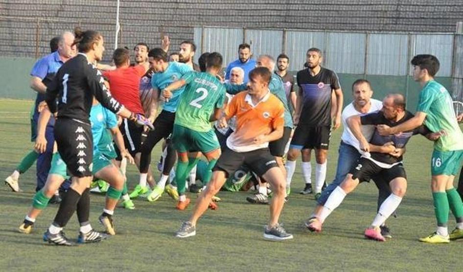 Amatör lig hazırlık maçında oyuncular tekme tokat birbirine girdi