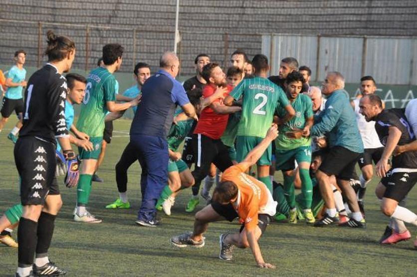 Amatör lig hazırlık maçında oyuncular tekme tokat birbirine girdi