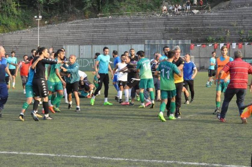 Amatör lig hazırlık maçında oyuncular tekme tokat birbirine girdi