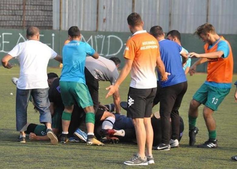 Amatör lig hazırlık maçında oyuncular tekme tokat birbirine girdi