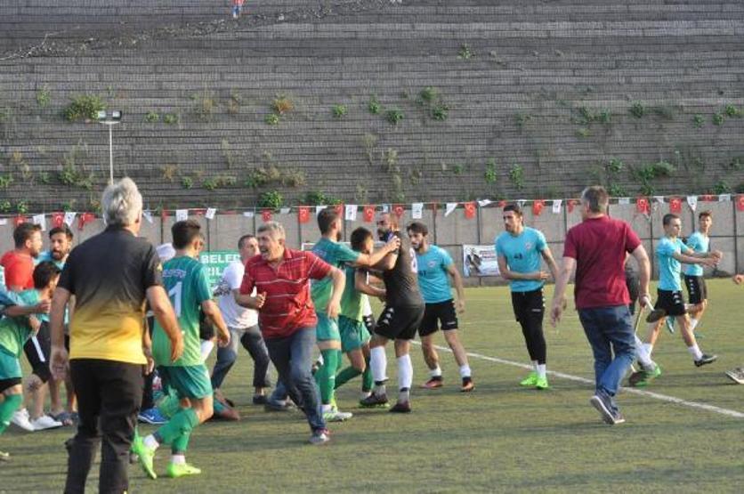 Amatör lig hazırlık maçında oyuncular tekme tokat birbirine girdi