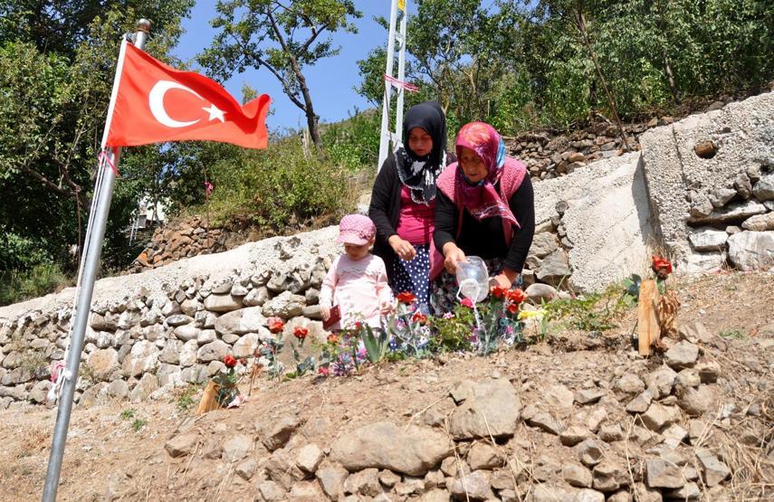 Şehit Necmettin öğretmenin evinde hüzün