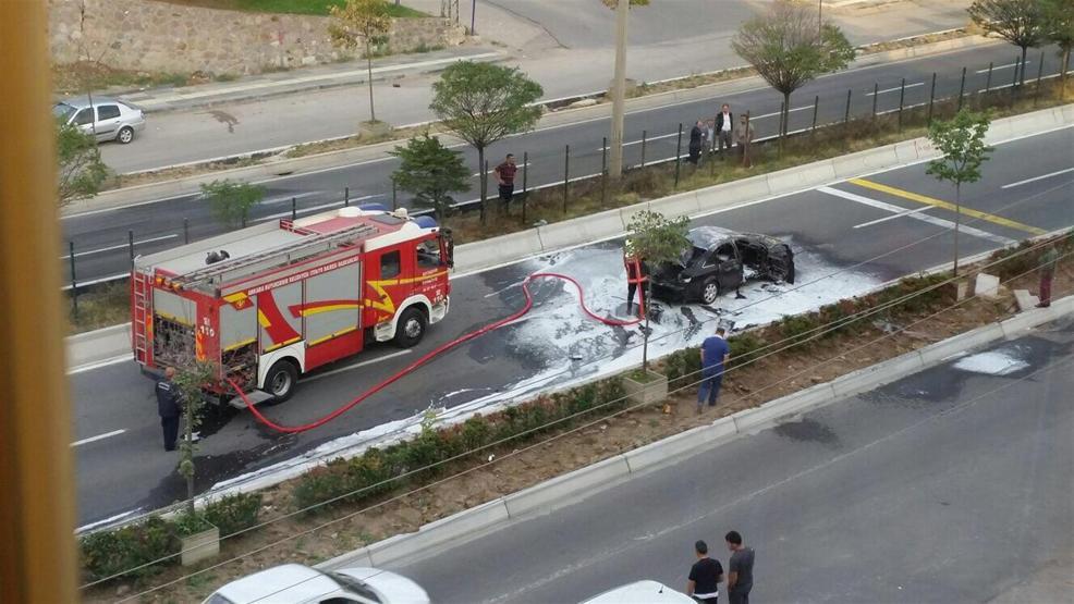 Tüp taktırılan lüks otomobil hareket halindeyken alev topuna döndü