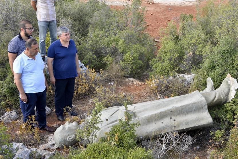 Antalyada çalılık alanda Atatürk heykeli bulundu