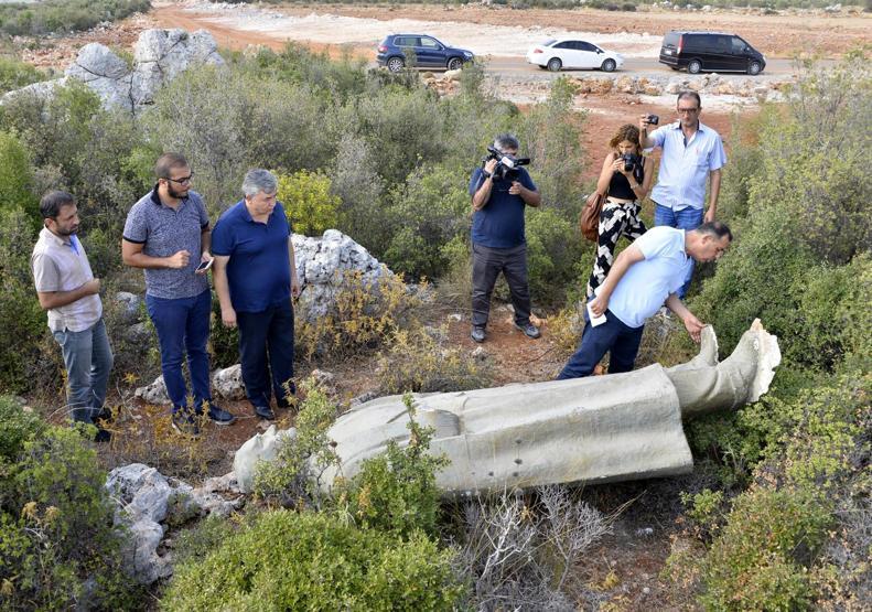 Antalyada çalılık alanda Atatürk heykeli bulundu
