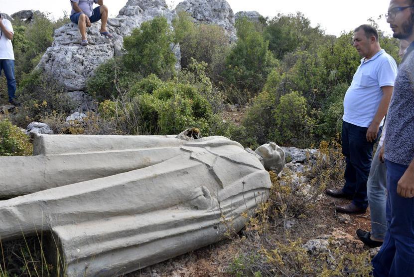 Antalyada çalılık alanda Atatürk heykeli bulundu