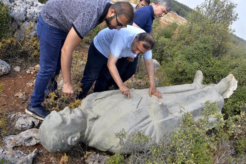 Antalyada çalılık alanda Atatürk heykeli bulundu