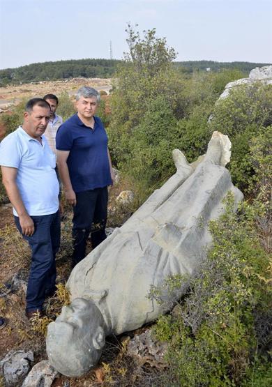 Antalyada çalılık alanda Atatürk heykeli bulundu