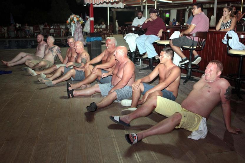 Erkek turistlerin dansözle imtihanı