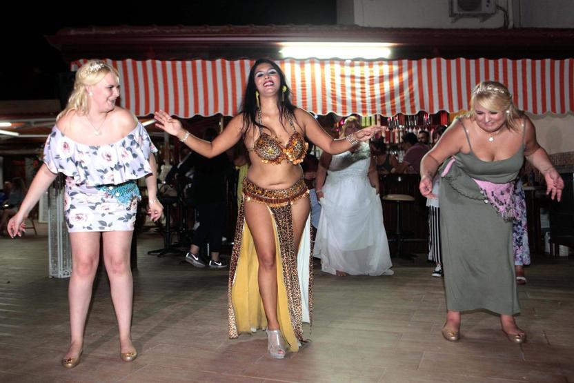 Erkek turistlerin dansözle imtihanı