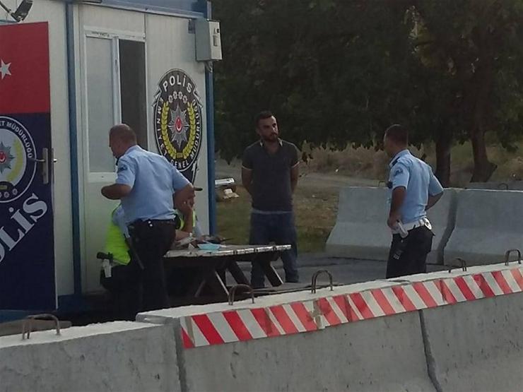 Çaldığı otomobille polis noktasına çarptı