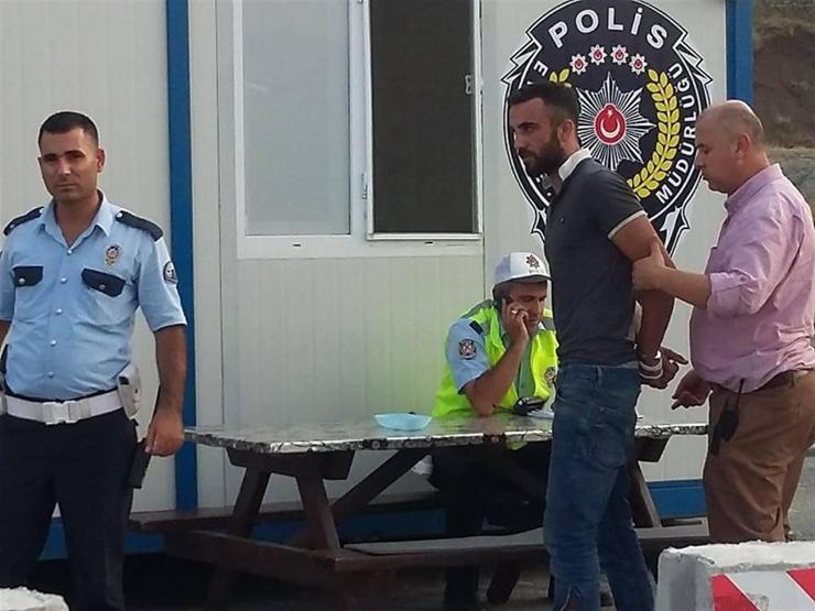 Çaldığı otomobille polis noktasına çarptı