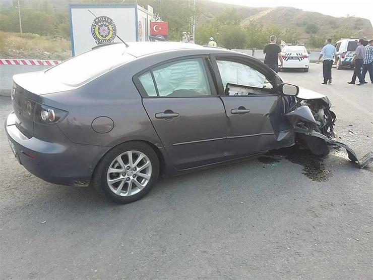 Çaldığı otomobille polis noktasına çarptı