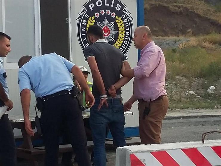 Çaldığı otomobille polis noktasına çarptı