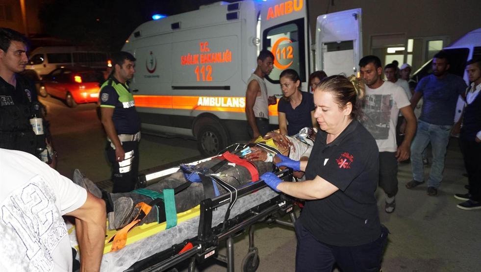 Kazada ölen 2 kişinin yakınları sağlık ekiplerine saldırdı
