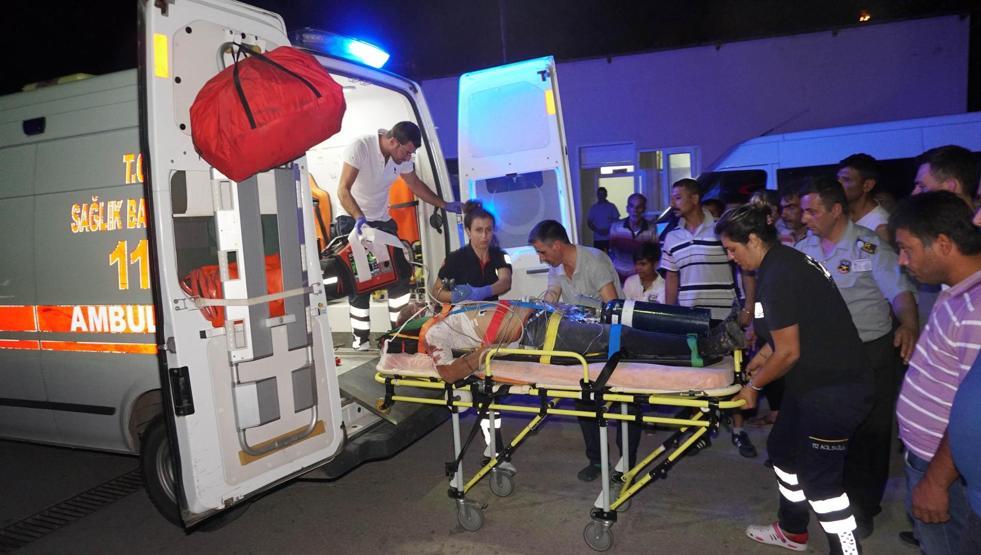 Kazada ölen 2 kişinin yakınları sağlık ekiplerine saldırdı