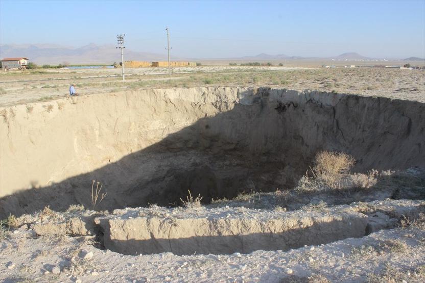 Bir anda toprak çöktü 20 metrelik çukur oluştu