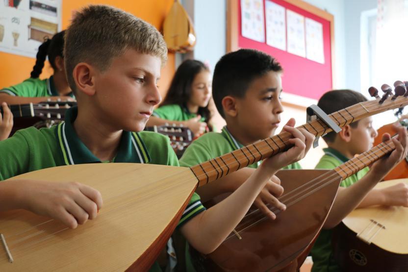 Bu sınıfta herkes en az iki enstrüman çalabiliyor