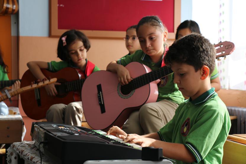 Bu sınıfta herkes en az iki enstrüman çalabiliyor