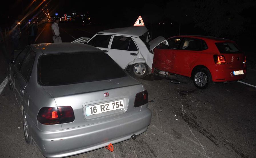 Alkollü sürücü iki otomobilin arasından geçmeye kalkınca dehşet saçtı