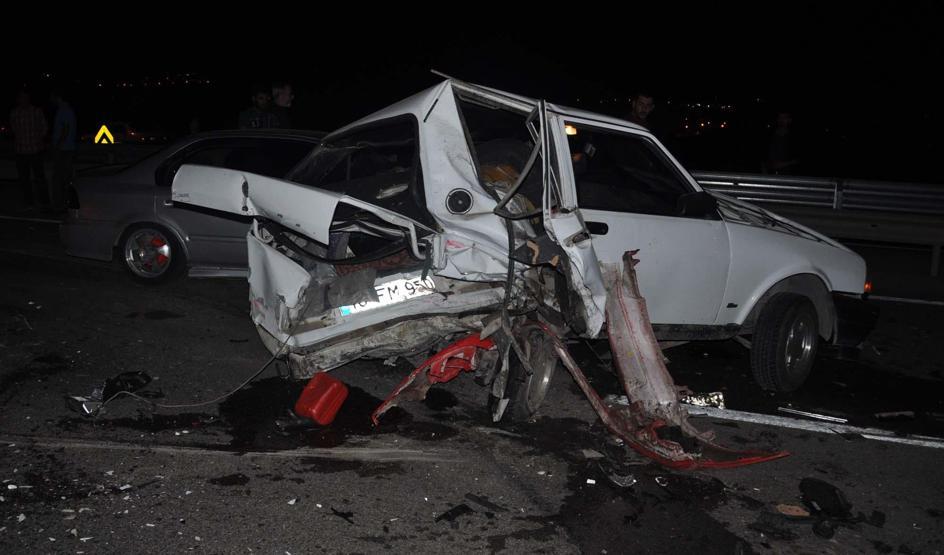 Alkollü sürücü iki otomobilin arasından geçmeye kalkınca dehşet saçtı