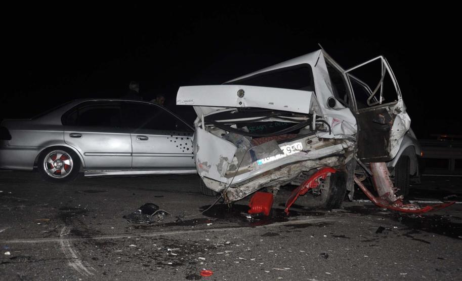 Alkollü sürücü iki otomobilin arasından geçmeye kalkınca dehşet saçtı