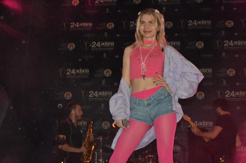 Aleyna Tilki konserde sahneyi terk etti