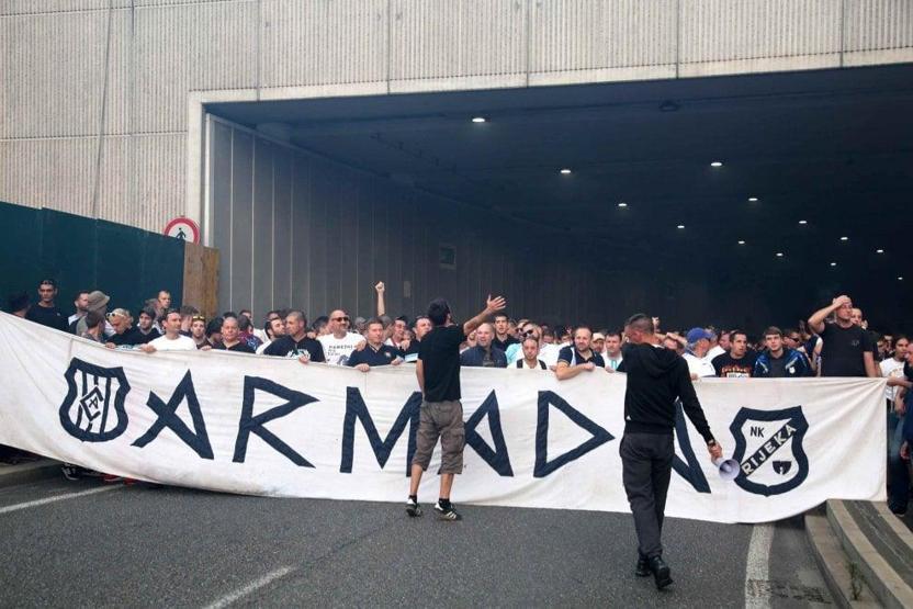 Hırvat taraftarlar Milanoyu yaktı, yıktı, yetmedi bunu da yaptı