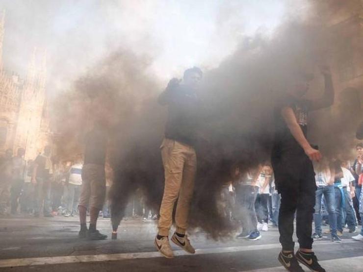 Hırvat taraftarlar Milanoyu yaktı, yıktı, yetmedi bunu da yaptı