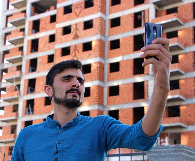 Duvar ustasının yaptığını görenler cep telefonlarına sarılıyor