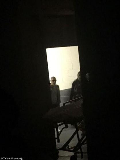 Ünlü şarkıcının sahnede zor anları Kafasına dekor düştü, yaralandı