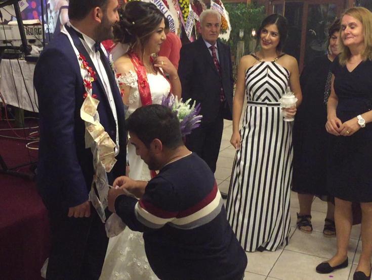 Damada yarım ekmek arası kokoreç taktı