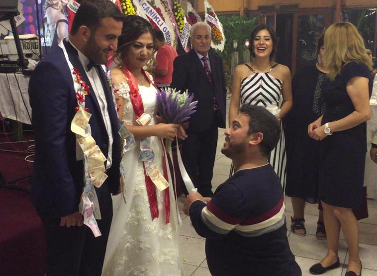 Damada yarım ekmek arası kokoreç taktı