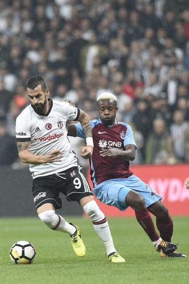Negredo oyundan çıkınca sinirlendi