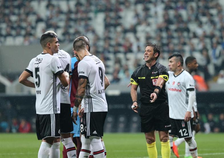 Negredo oyundan çıkınca sinirlendi