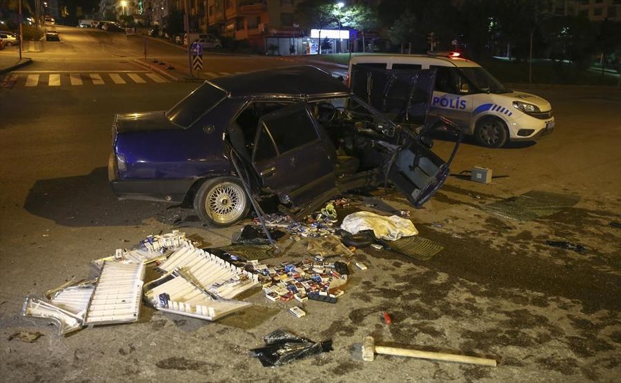 Market soyan hırsızlar polisten kaçarken kaza yaptı