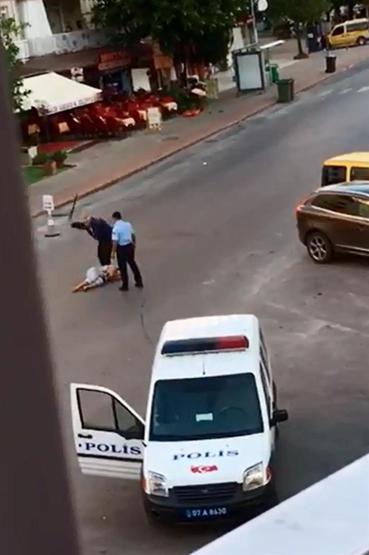 Alanyada polis vahşeti: Yerdeki kadını tekmeleyip, copla dövdüler