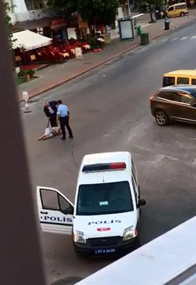 Alanyada polis vahşeti: Yerdeki kadını tekmeleyip, copla dövdüler