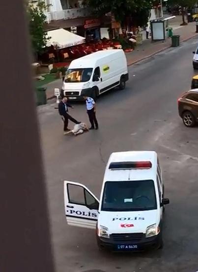 Alanyada polis vahşeti: Yerdeki kadını tekmeleyip, copla dövdüler