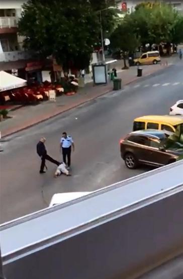 Alanyada polis vahşeti: Yerdeki kadını tekmeleyip, copla dövdüler