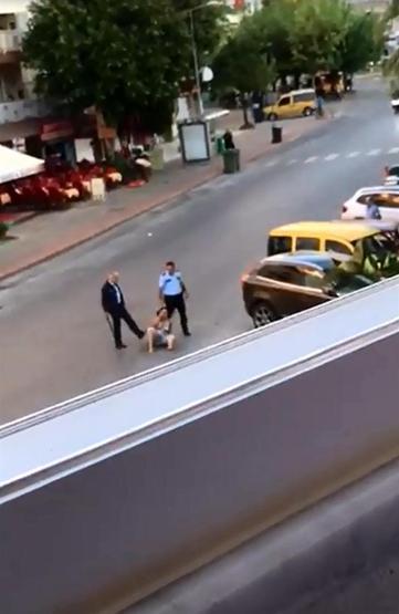 Alanyada polis vahşeti: Yerdeki kadını tekmeleyip, copla dövdüler