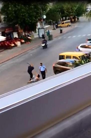 Alanyada polis vahşeti: Yerdeki kadını tekmeleyip, copla dövdüler