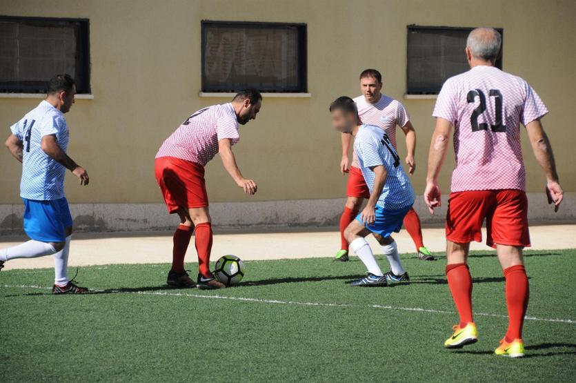 Futbolun efsaneleri hükümlülerle buluştu